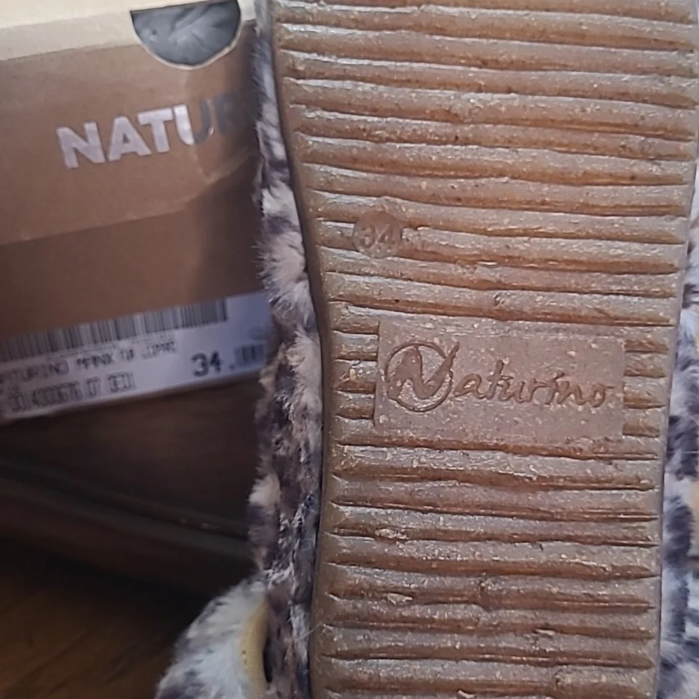 New in box! Naturino Manx Kids 34 size 3 faux fur leopard print warm slippers